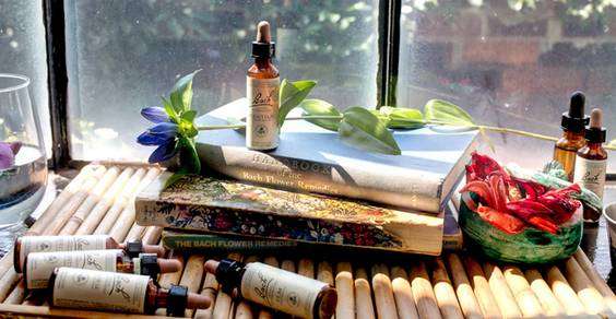 libri-e-boccette-fiori-di-bach